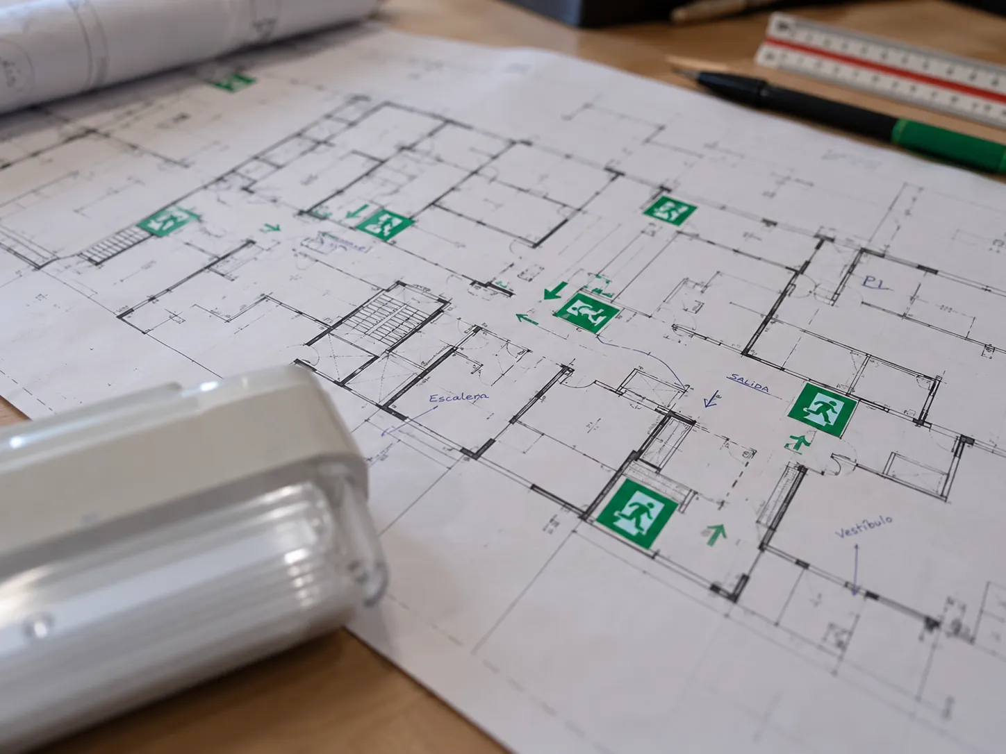 Plano con la ubicación de las luminarias de emergencia